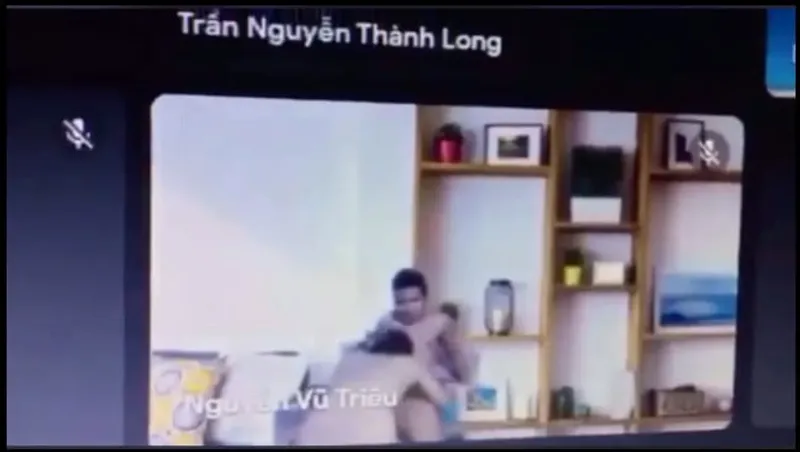 Học online quên không tắt camera lộ cảnh cô bạn gái đang mút mút