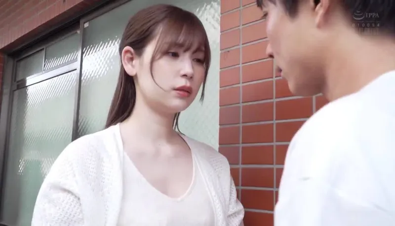 Chồng tẻ nhạt, cô vợ nhận ra cậu thanh niên cạnh nhà tốt hơn