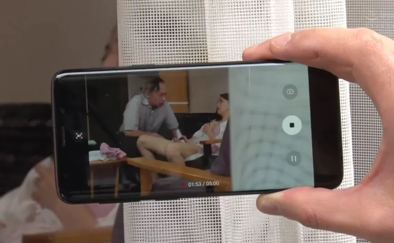 Người tình của con trai gian díu với bố ông chồng bị gã cấp trên khu phố phát hiện