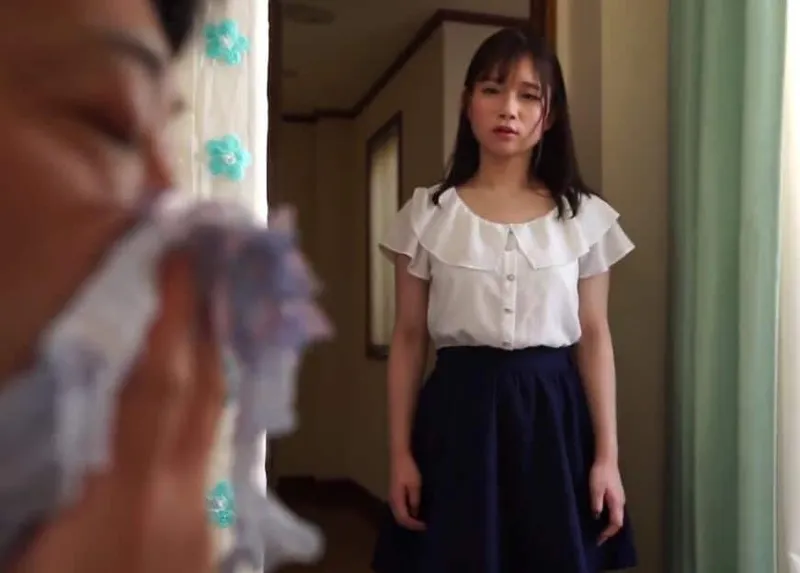 Nhóc con phát hiện bố dượng biến thái ngửi đồ lót của mình