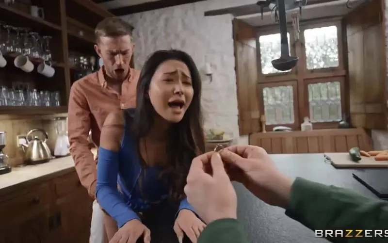 Lên đỉnh khi được nhân tình cầu hôn, nhưng có gì đó sai sai