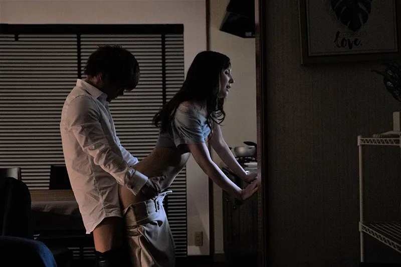 Tiền bối đi bàn việc làm ăn, cậu nhân viên đến nhà làm tình bà xã ông ấy